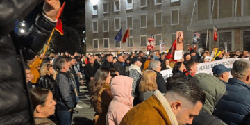 Protesta, Lapaj: Qeveria meriton luftë nga një aleancë ndërkombëtare