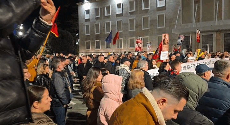 Protesta, Lapaj: Qeveria meriton luftë nga një aleancë ndërkombëtare