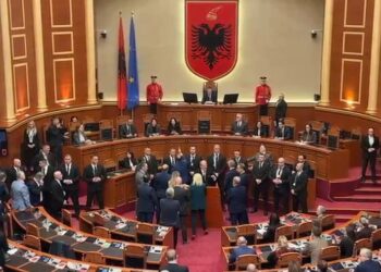 Opozita bllokoi foltoren, senaca plenare mbyllet për 30 minuta