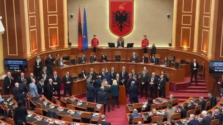 Opozita bllokoi foltoren, senaca plenare mbyllet për 30 minuta