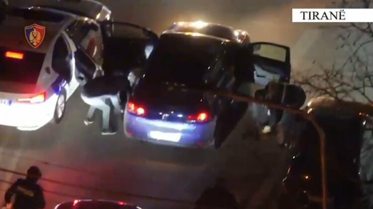 Goditet grupi kriminal që shiste armë zjarri te Fresku dhe në Tufinë, 3 të arrestuar