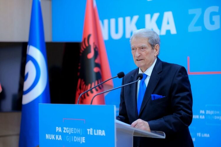 Berisha flet pas protestës: Qytetarët triumfuan në rrugët dhe sheshet e Tiranës