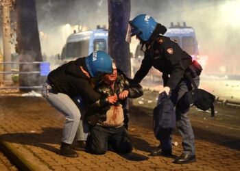Protestë e dhunshme në Torino, qytetarët përplasen me policinë
