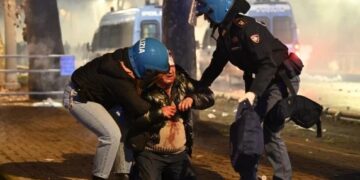 Protestë e dhunshme në Torino, qytetarët përplasen me policinë