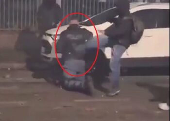 Video/ Torino, polici rrethohet nga turma, dhunohet dhe goditet me çekiç