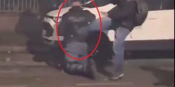 Video/ Torino, polici rrethohet nga turma, dhunohet dhe goditet me çekiç