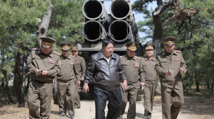 Koreja e Veriut lëshon dy raketa balistike në Detin e Japonisë