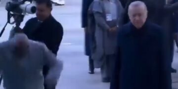 VIDEO/ Presidenti i Nigerisë rrëzohet gjatë takimit me Erdogan
