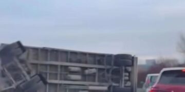 Kamioni përmbyset në autostradën Durrës-Tiranë, bllokohet korsia