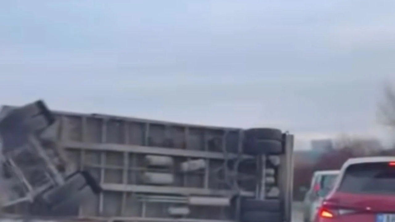 Kamioni përmbyset në autostradën Durrës-Tiranë, bllokohet korsia