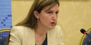 Tentoi të djegë makinën e ish-partnerit, arrestohet drejtoresha e Ministrisë