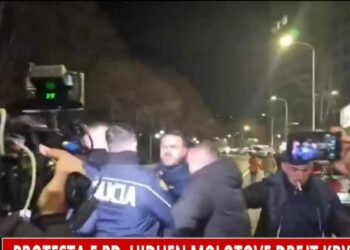 Pas fjalës së Berishës, policia shpërndan protestuesit me ujë dhe gaz lotsjellës