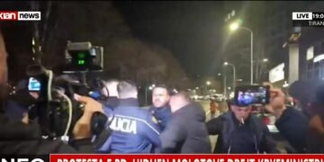 Pas fjalës së Berishës, policia shpërndan protestuesit me ujë dhe gaz lotsjellës