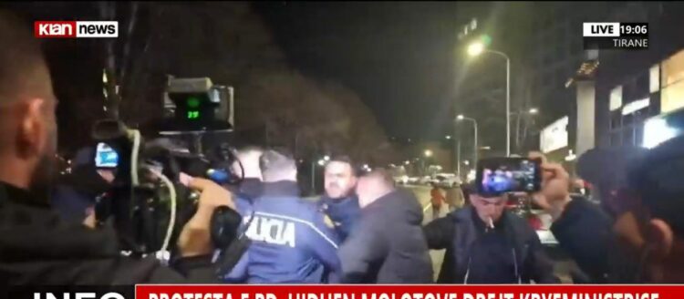 Pas fjalës së Berishës, policia shpërndan protestuesit me ujë dhe gaz lotsjellës