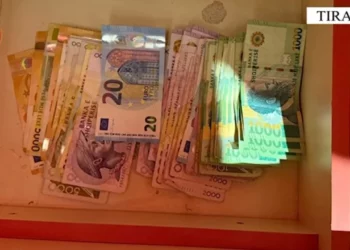 Kërcënoi me thikë punonjëset dhe vodhi në 3 biznese, arrestohet 30-vjeçari në Tiranë