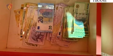 Kërcënoi me thikë punonjëset dhe vodhi në 3 biznese, arrestohet 30-vjeçari në Tiranë