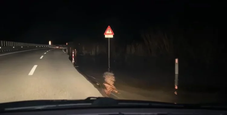 Vjosa doli nga shtrati, uji hyn edhe në autostradën Vlorë-Levan