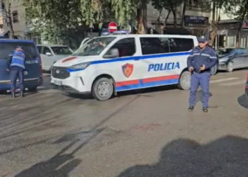 Babai goditi me thikë vajzën në Durrës, mbetet i plagosur edhe një kalimtar