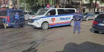 Babai goditi me thikë vajzën në Durrës, mbetet i plagosur edhe një kalimtar