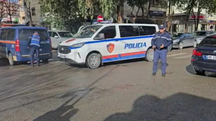 Babai goditi me thikë vajzën në Durrës, mbetet i plagosur edhe një kalimtar