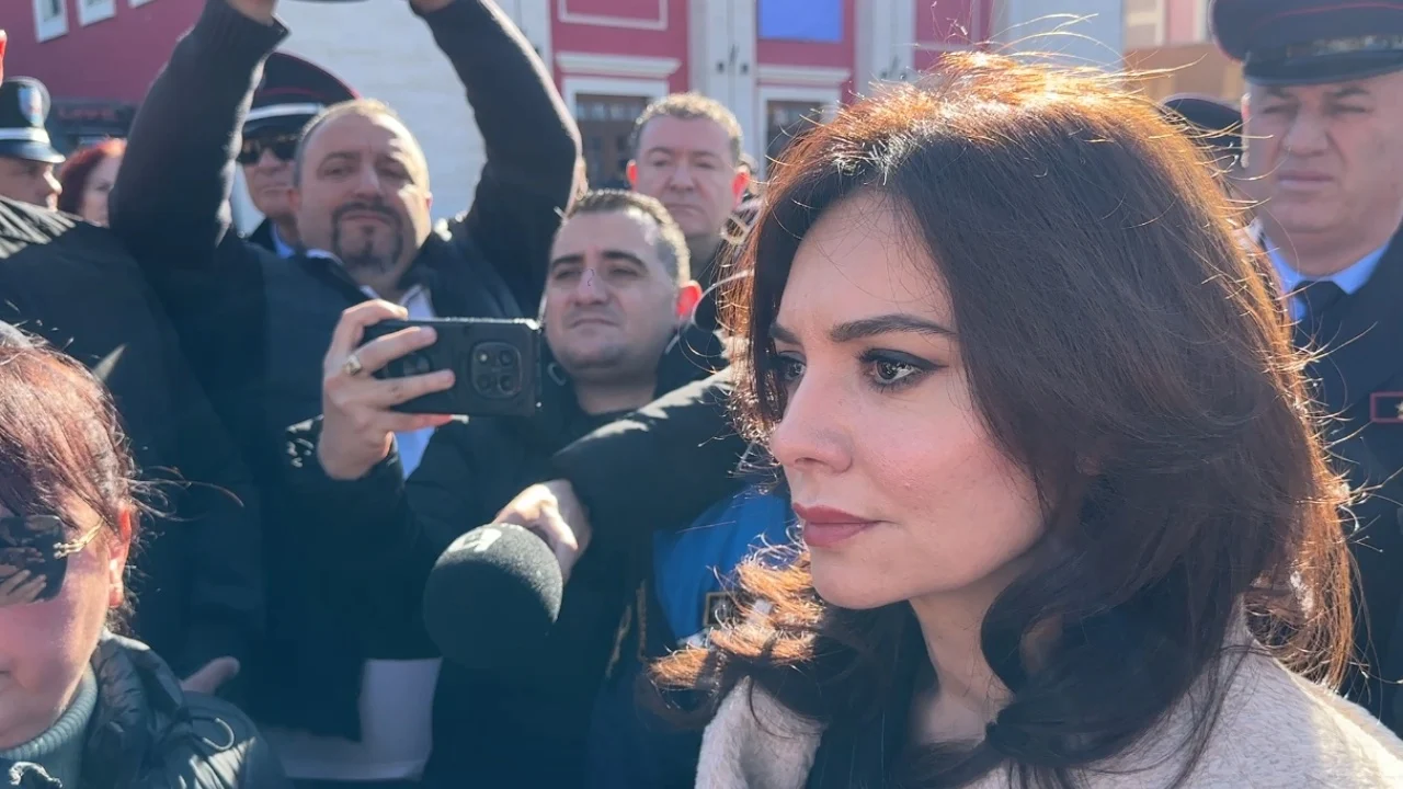 Protesta në Vlorë/Tregtarët përballen me Spiropalin,ankohen për zhvendosjen e tregut