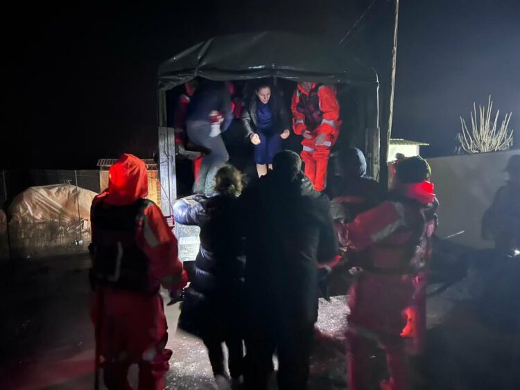 Lumi Seman del nga shtrati, Vengu: Evakuimi i banorëve ka vijuar gjatë gjithë natës