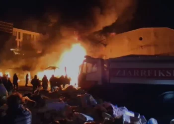 Evakuime në lagjen 5 Maji në Tiranë, tregtarët nxjerrin mallrat nga magazinat