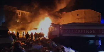 Evakuime në lagjen 5 Maji në Tiranë, tregtarët nxjerrin mallrat nga magazinat