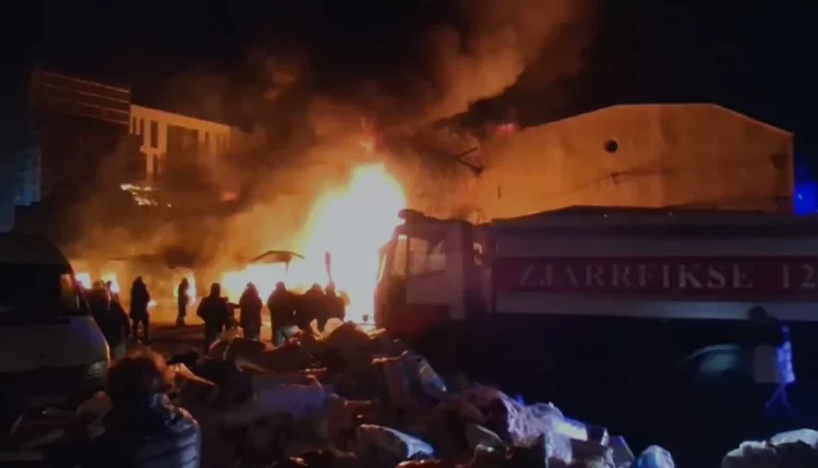 Evakuime në lagjen 5 Maji në Tiranë, tregtarët nxjerrin mallrat nga magazinat