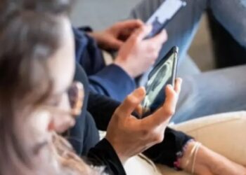 Franca synon ndalimin e mediave sociale për fëmijët nën 15 vjeç deri në shtator