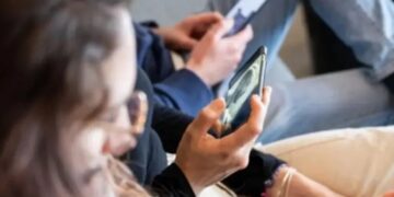 Franca synon ndalimin e mediave sociale për fëmijët nën 15 vjeç deri në shtator