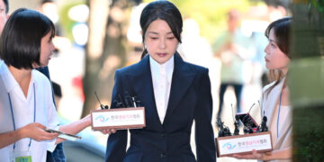 Ish-zonja e parë e Koresë së Jugut dënohet me burg, pranoi dhurata të shtrenjta