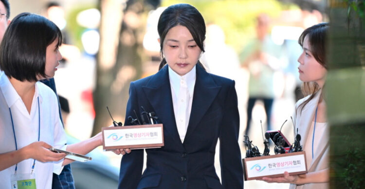 Ish-zonja e parë e Koresë së Jugut dënohet me burg, pranoi dhurata të shtrenjta