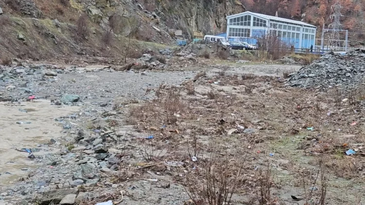 Rrëshqitja e dheut u ka bllokuar rrugën,4 familje të izoluar prej 11 ditësh në Kukës