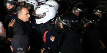 Tensionet në protestë, Berisha: Jeta e qytetarëve në rrezik