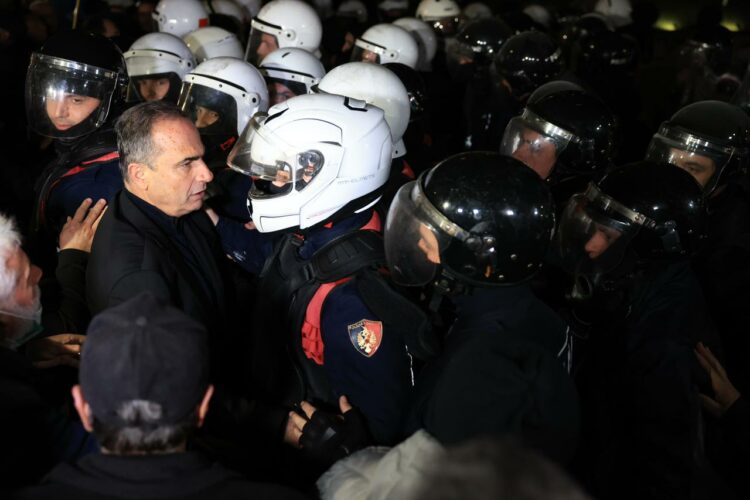 Tensionet në protestë, Berisha: Jeta e qytetarëve në rrezik