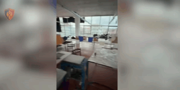 Magazinë për stampime veshjesh me logo false, pranga turkut në Kamëz