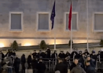 Protesta/Kordoni policor vendoset përpara Kryeminitrisë, Berisha në seli