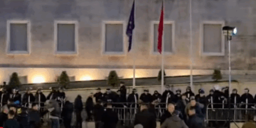 Protesta/Kordoni policor vendoset përpara Kryeminitrisë, Berisha në seli