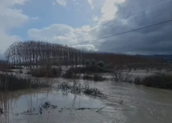 Përmbytjet në Fier, jepet urdhër evakuimi dhe për banorët e fshatit Ferras