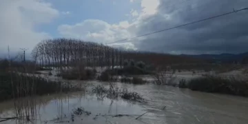 Përmbytjet në Fier, jepet urdhër evakuimi dhe për banorët e fshatit Ferras