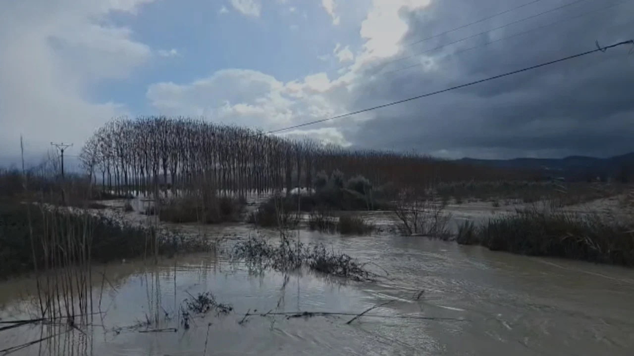 Përmbytjet në Fier  jepet urdhër evakuimi dhe për banorët e fshatit Ferras