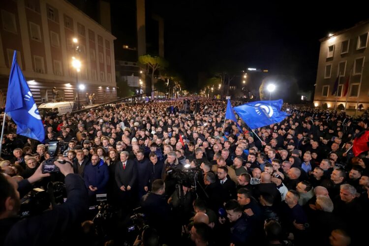 Live/Luçiano Boçi çel fjalimet në protestë: Na ka thirrrur rezistenca