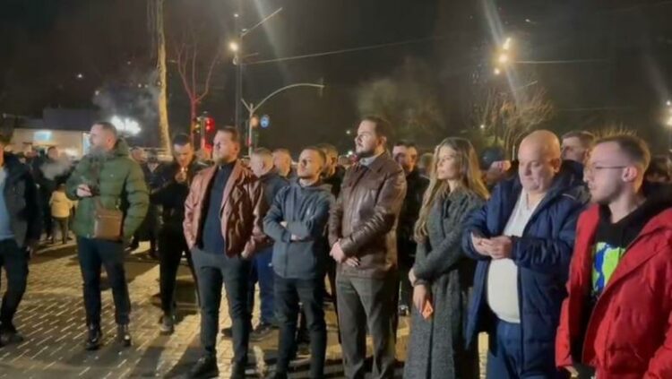 Ervin Salianji në protestën e PD me grupin e demokratëve të Korçës