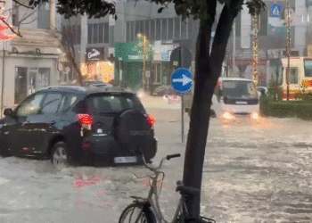 Reshjet e shiut, rrugët e Durrësit “pushtohen” nga uji