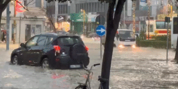 Reshjet e shiut, rrugët e Durrësit “pushtohen” nga uji