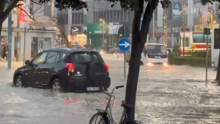 Reshjet e shiut, rrugët e Durrësit “pushtohen” nga uji