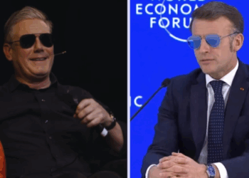 Kryeministri britanik tallet me Macron, del në skenë me syze