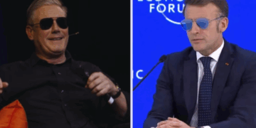 Kryeministri britanik tallet me Macron, del në skenë me syze