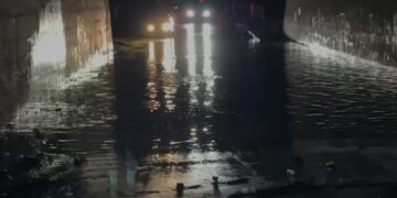 Vjosa doli nga shtrati dhe uji hyri në autostradën Vlorë-Fier, izolohen 6 fshatra